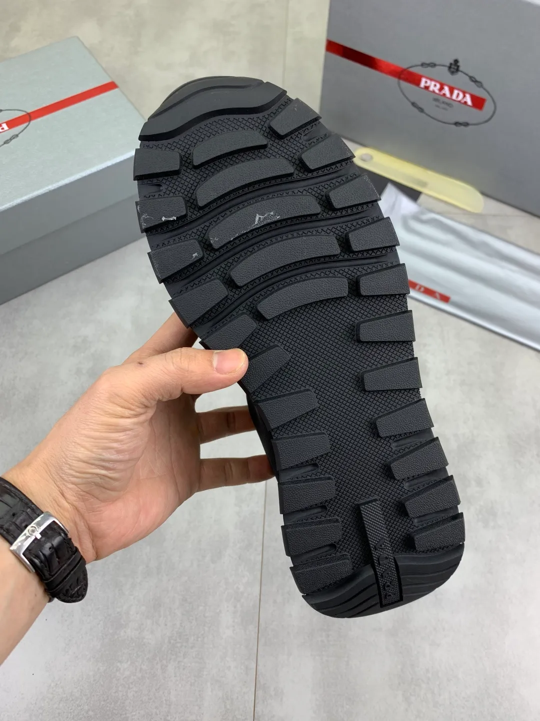 Men's men's shoes P560💰 [Real Price] Popular models are on the official website, 🆘 Trendy brand (Prada) mainly promotes popular models, avant-garde and versatile fashionable men's shoes private version mold opening, cowhide surface splicing 1:1.. Stylish and simple, original imported cowhide lining cowhide feet; the atmosphere and personality are more fashionable, eye-catching and pursuing class. It will subvert the old ideas and be a must-have for fashionistas who want to spend time with you! Must keep it! Tall and comfortable, large and low, high-end quality workmanship. Code number: 38-44 (45 customized) 2️⃣ optional.